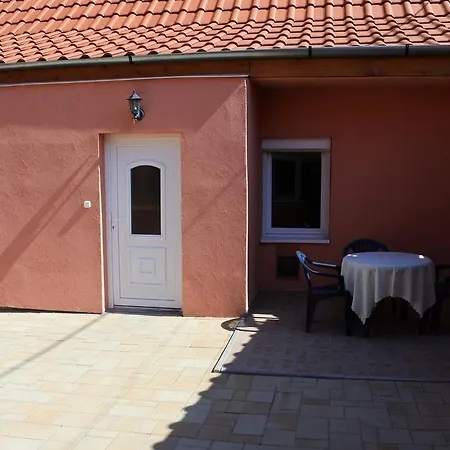 Апартаменти Kisasszony Еґер